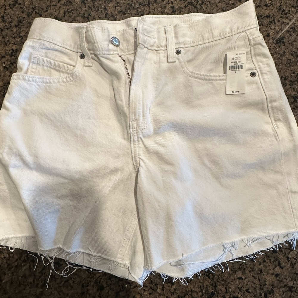 I’m selling these old navy shorts because I never wear them